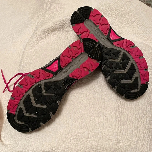 Nike Alvord 10, size 9, women’s sneaker. Black-gray-pink. Very good condition. - Picture 3 of 8